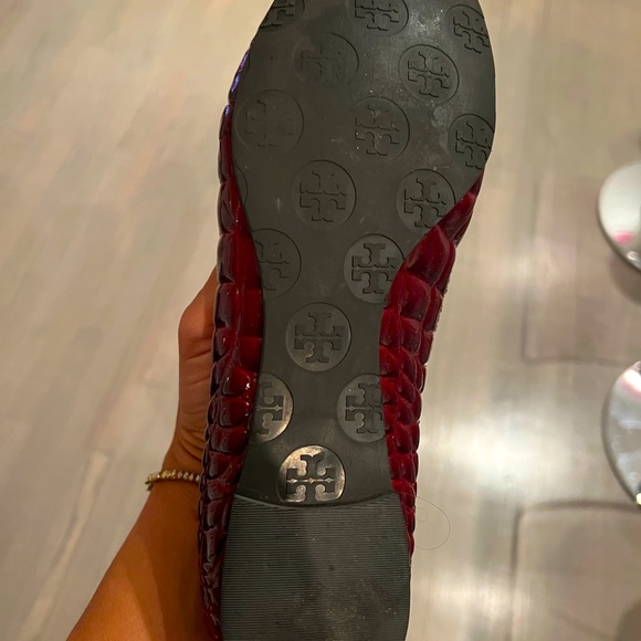 Classic Tory Burch patent leather ballet flats burgundy round toe size 8. - Picture 6 of 6